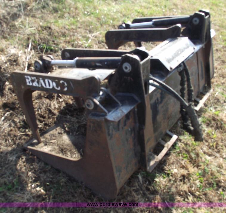 image for item 5588 Bradco grapple bucket