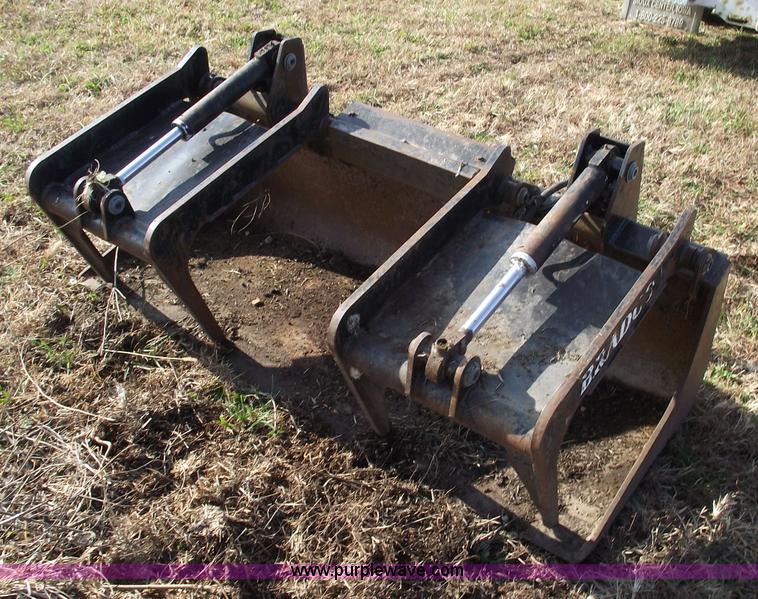 image for item 5588 Bradco grapple bucket