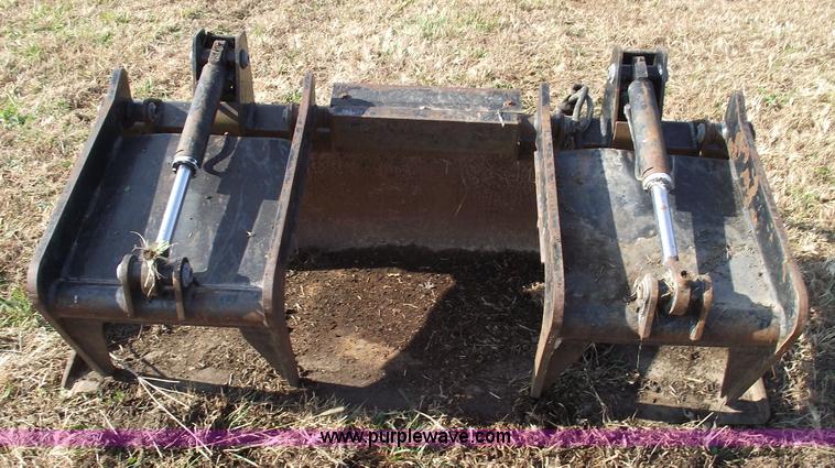 image for item 5588 Bradco grapple bucket