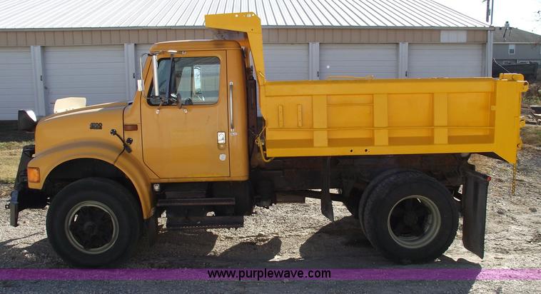 image for item 5991 1996 International 4900 dump truck