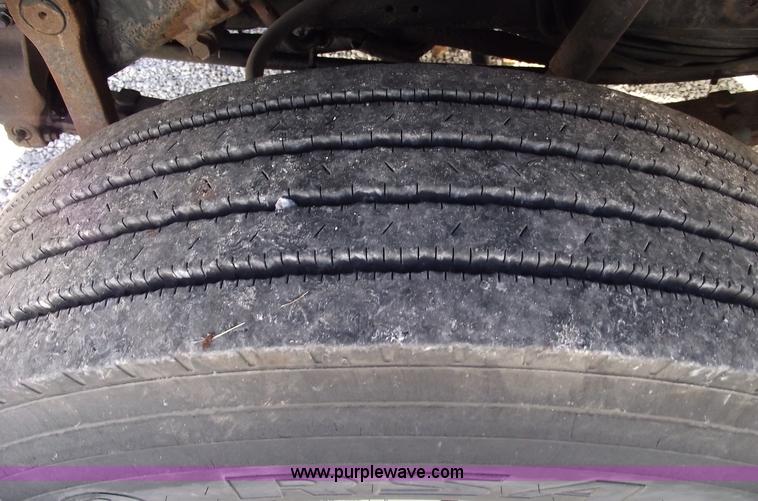 image for item 5991 1996 International 4900 dump truck