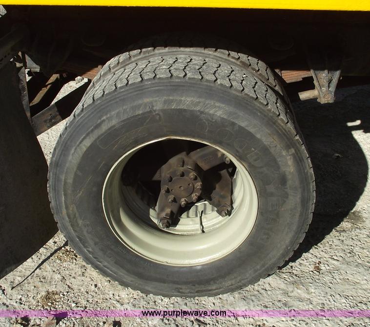 image for item 5991 1996 International 4900 dump truck