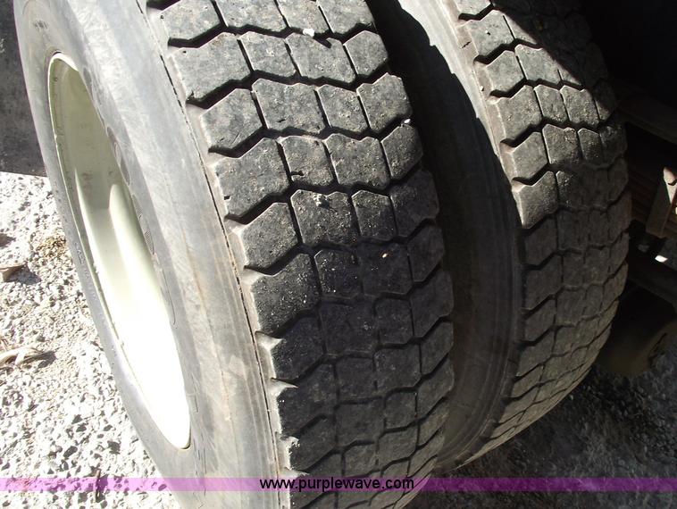 image for item 5991 1996 International 4900 dump truck