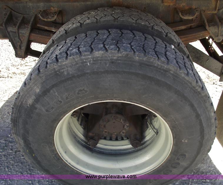 image for item 5991 1996 International 4900 dump truck