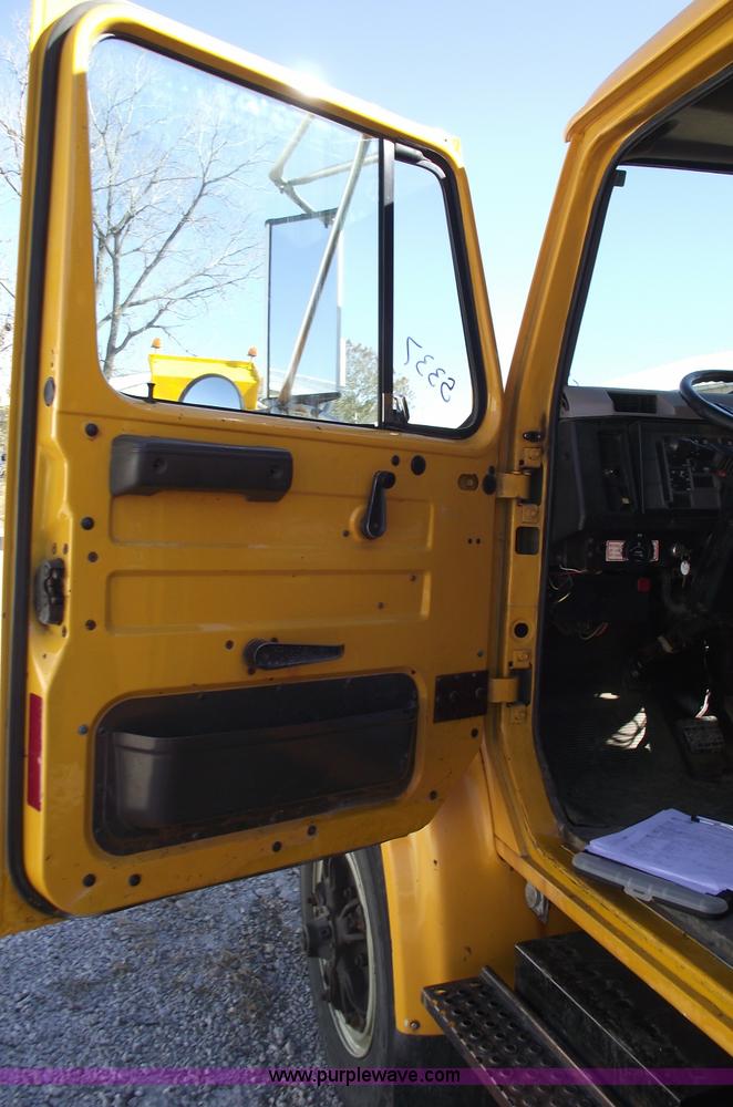 image for item 5991 1996 International 4900 dump truck