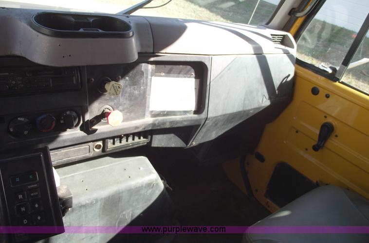 image for item 5991 1996 International 4900 dump truck