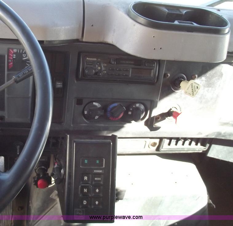 image for item 5991 1996 International 4900 dump truck