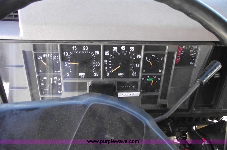 image for item 5991 1996 International 4900 dump truck