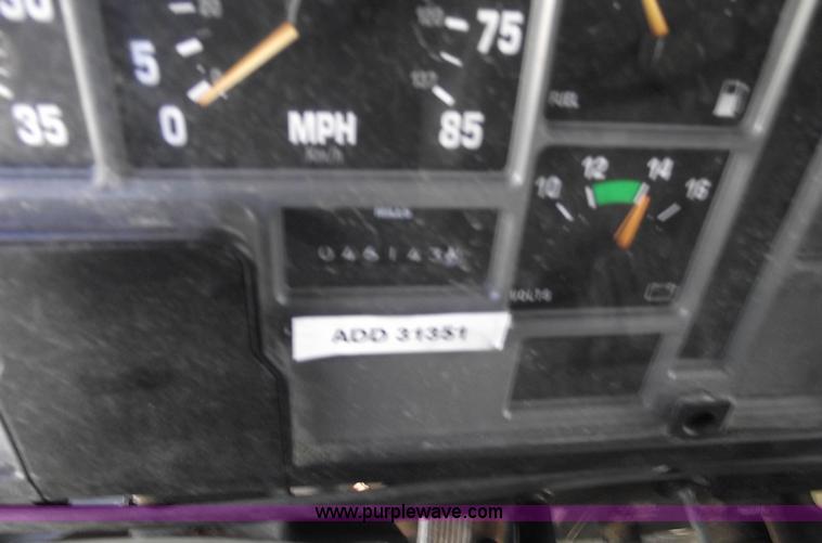 image for item 5991 1996 International 4900 dump truck