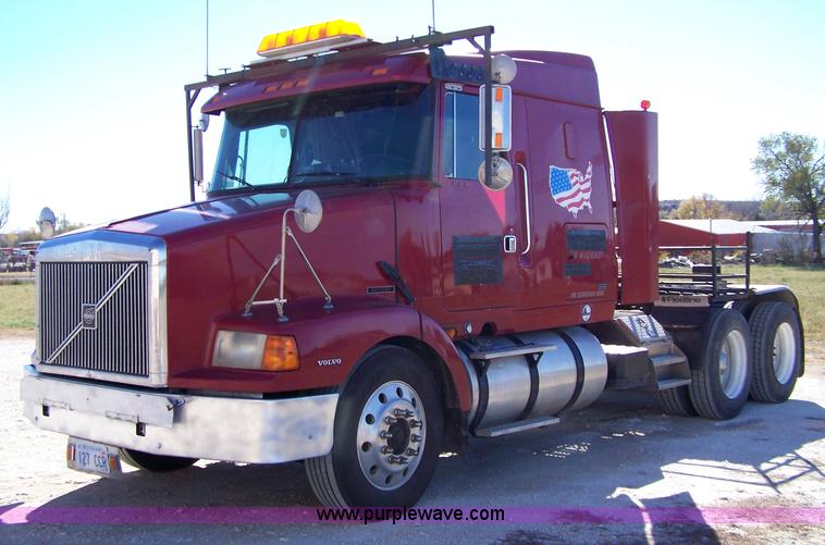 image for item 7365 1997 Volvo Aero Wia semi truck