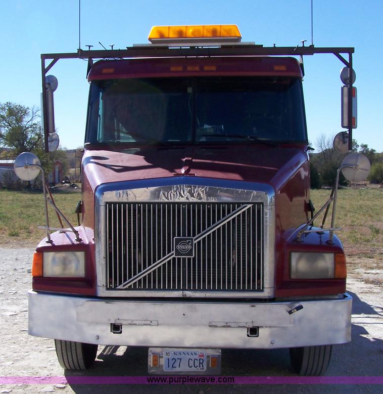 image for item 7365 1997 Volvo Aero Wia semi truck