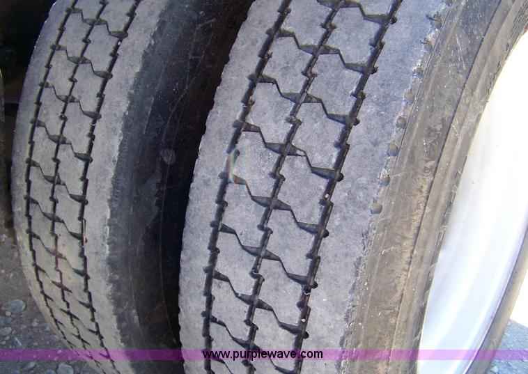 image for item 7365 1997 Volvo Aero Wia semi truck