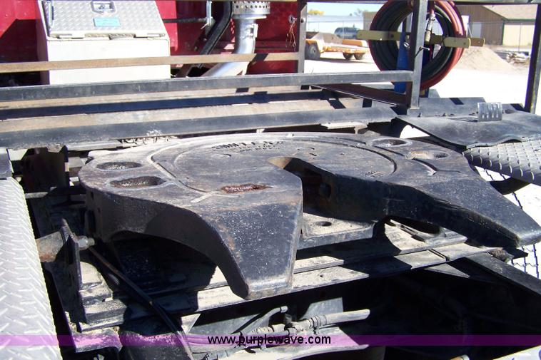 image for item 7365 1997 Volvo Aero Wia semi truck