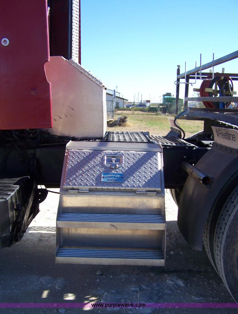 image for item 7365 1997 Volvo Aero Wia semi truck