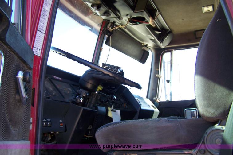 image for item 7365 1997 Volvo Aero Wia semi truck