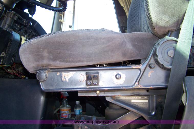 image for item 7365 1997 Volvo Aero Wia semi truck