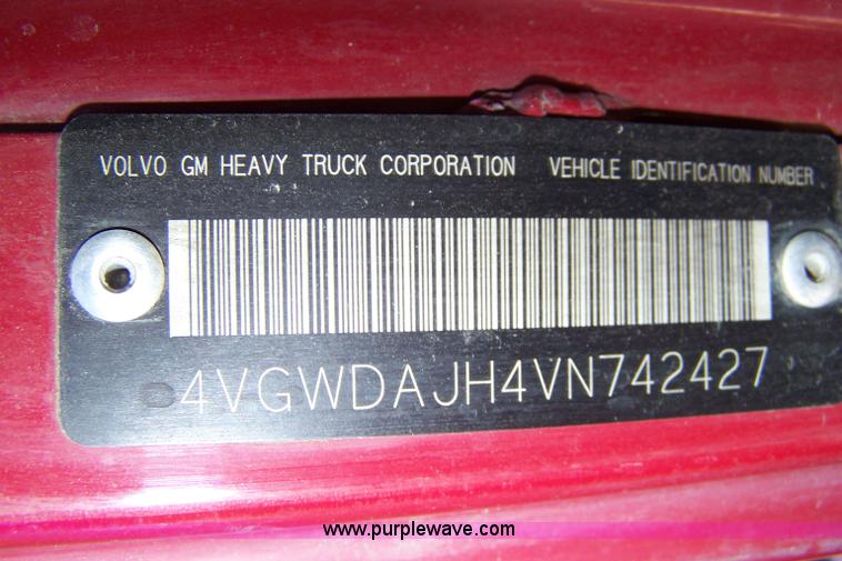 image for item 7365 1997 Volvo Aero Wia semi truck