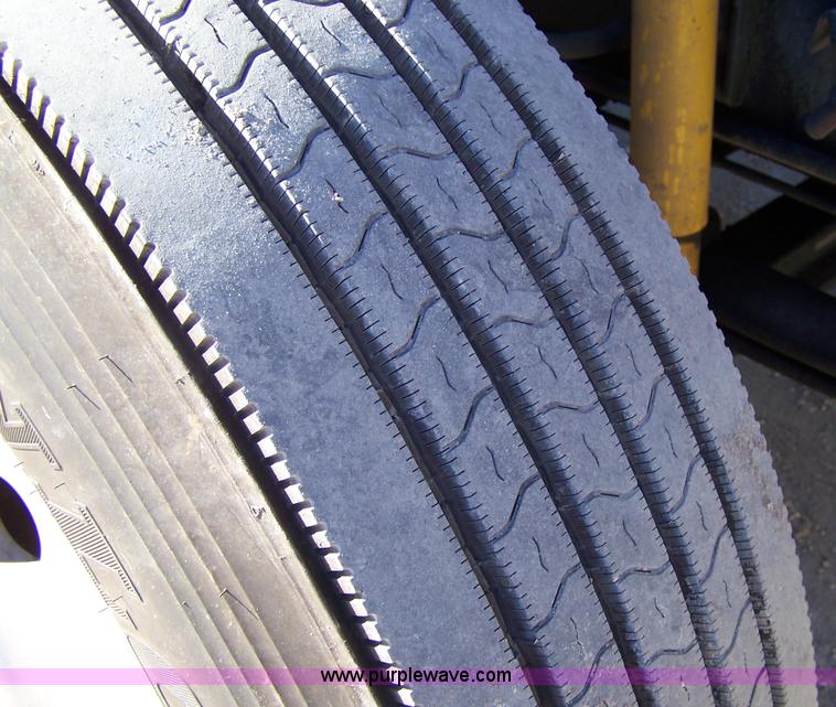 image for item 7365 1997 Volvo Aero Wia semi truck