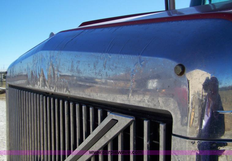 image for item 7365 1997 Volvo Aero Wia semi truck