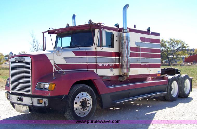image for item 7366 1993 Freightliner FLD120 semi truck