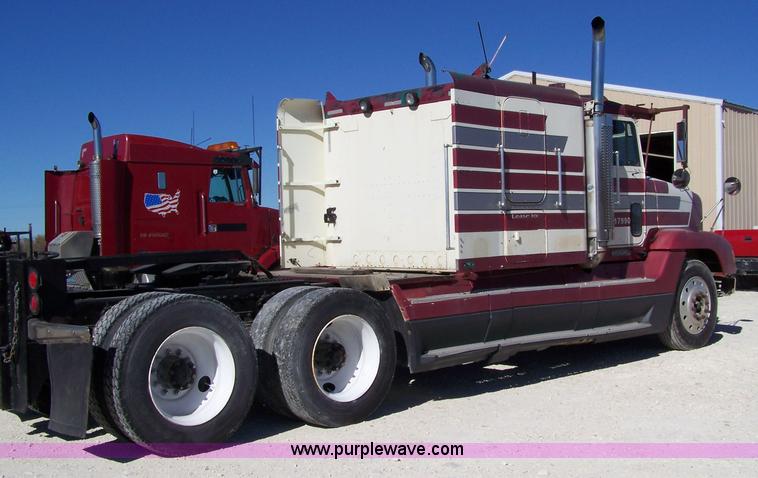 image for item 7366 1993 Freightliner FLD120 semi truck