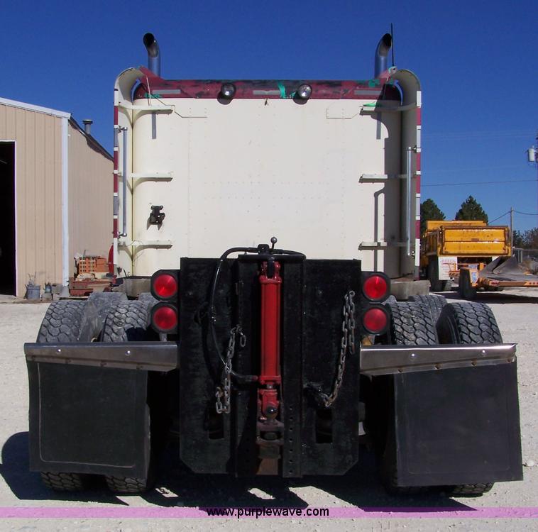 image for item 7366 1993 Freightliner FLD120 semi truck