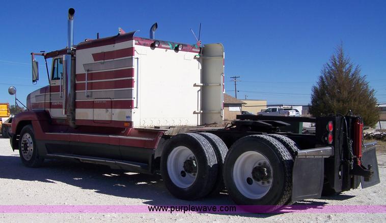 image for item 7366 1993 Freightliner FLD120 semi truck