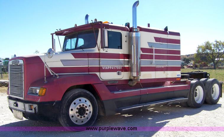 image for item 7366 1993 Freightliner FLD120 semi truck