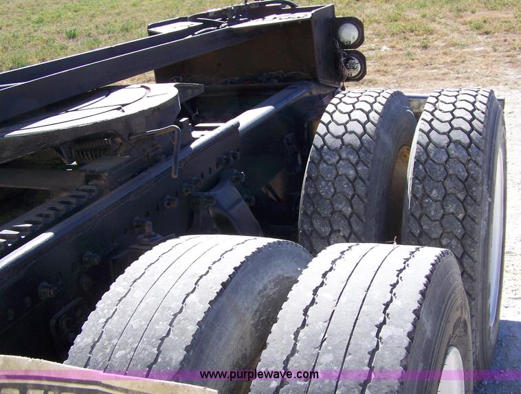 image for item 7366 1993 Freightliner FLD120 semi truck