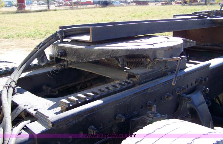 image for item 7366 1993 Freightliner FLD120 semi truck