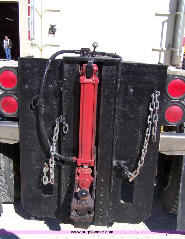 image for item 7366 1993 Freightliner FLD120 semi truck