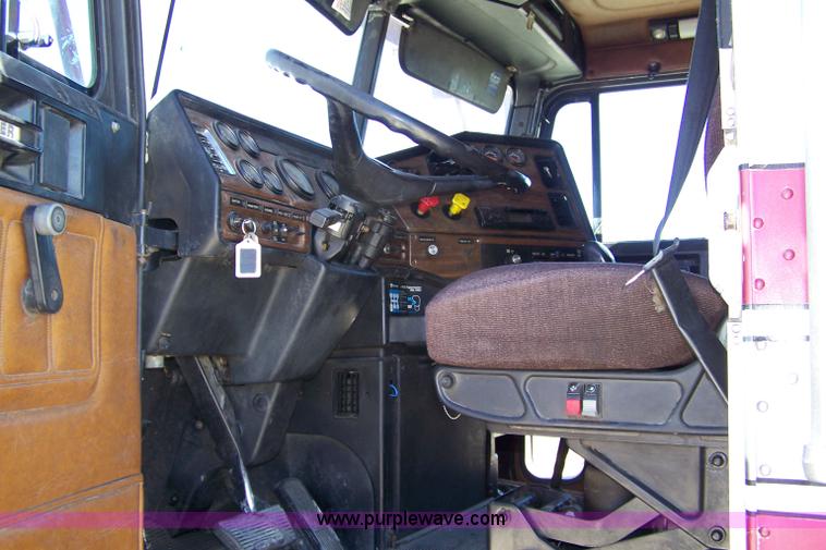 image for item 7366 1993 Freightliner FLD120 semi truck