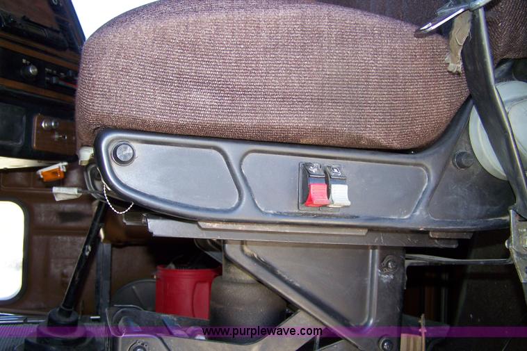 image for item 7366 1993 Freightliner FLD120 semi truck