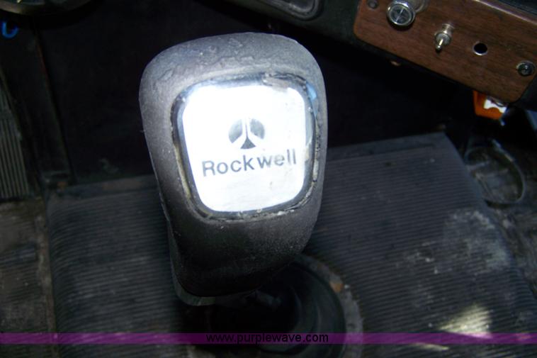 image for item 7366 1993 Freightliner FLD120 semi truck