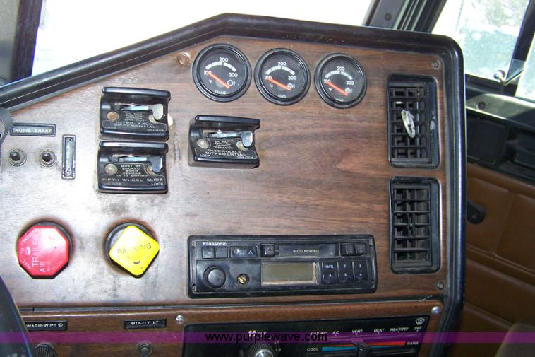 image for item 7366 1993 Freightliner FLD120 semi truck