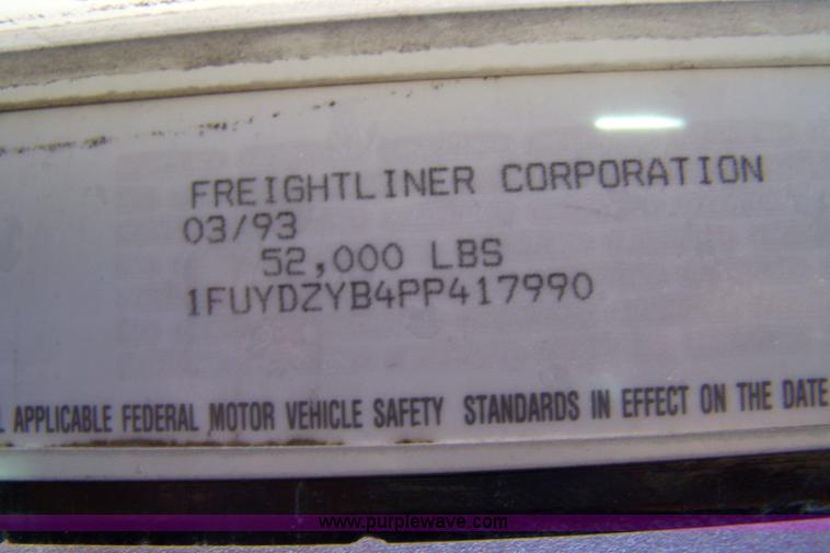 image for item 7366 1993 Freightliner FLD120 semi truck