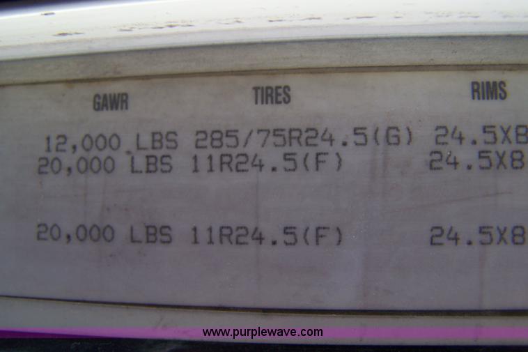 image for item 7366 1993 Freightliner FLD120 semi truck