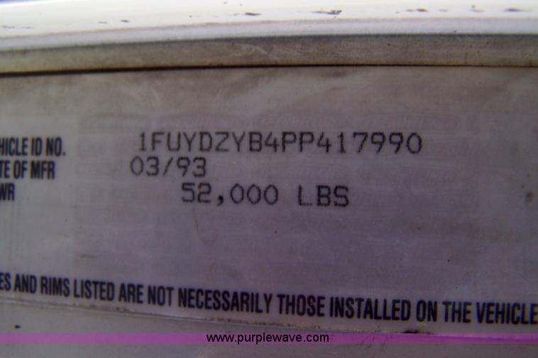 image for item 7366 1993 Freightliner FLD120 semi truck