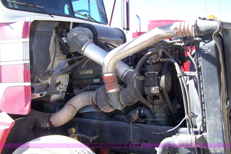 image for item 7366 1993 Freightliner FLD120 semi truck