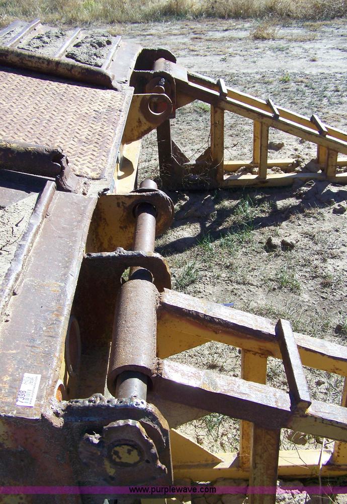 image for item 7398 1980 Hyster 32' trailer