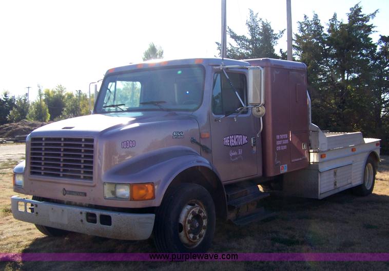 image for item 7430 1996 International 4700 semi truck