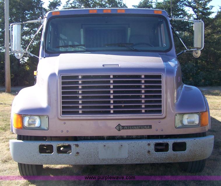 image for item 7430 1996 International 4700 semi truck