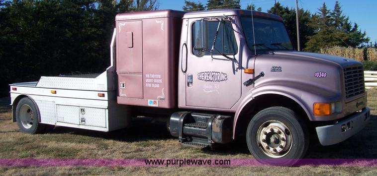 image for item 7430 1996 International 4700 semi truck