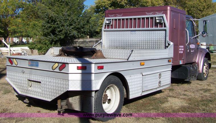 image for item 7430 1996 International 4700 semi truck