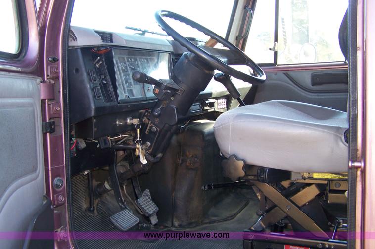 image for item 7430 1996 International 4700 semi truck