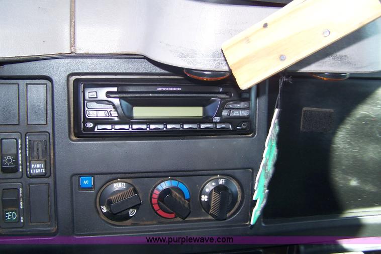 image for item 7430 1996 International 4700 semi truck