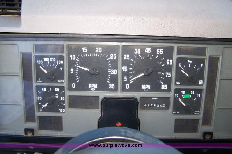 image for item 7430 1996 International 4700 semi truck