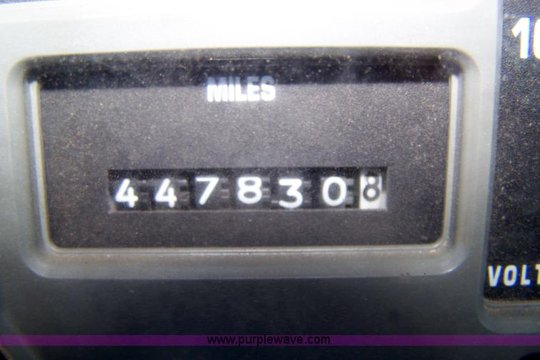 image for item 7430 1996 International 4700 semi truck