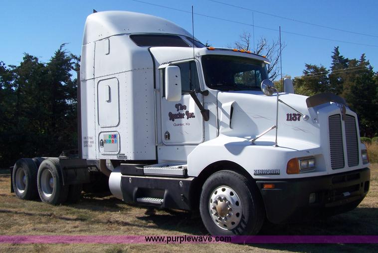 image for item 7436 1996 Kenworth T600 semi truck