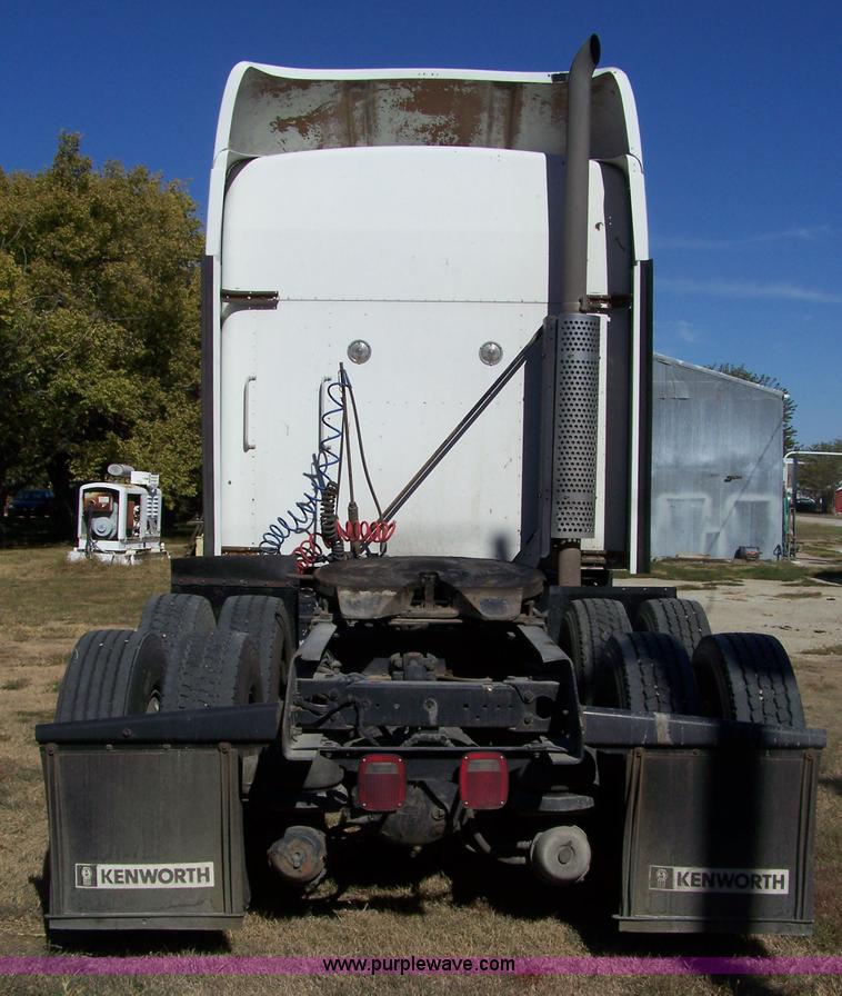 image for item 7436 1996 Kenworth T600 semi truck